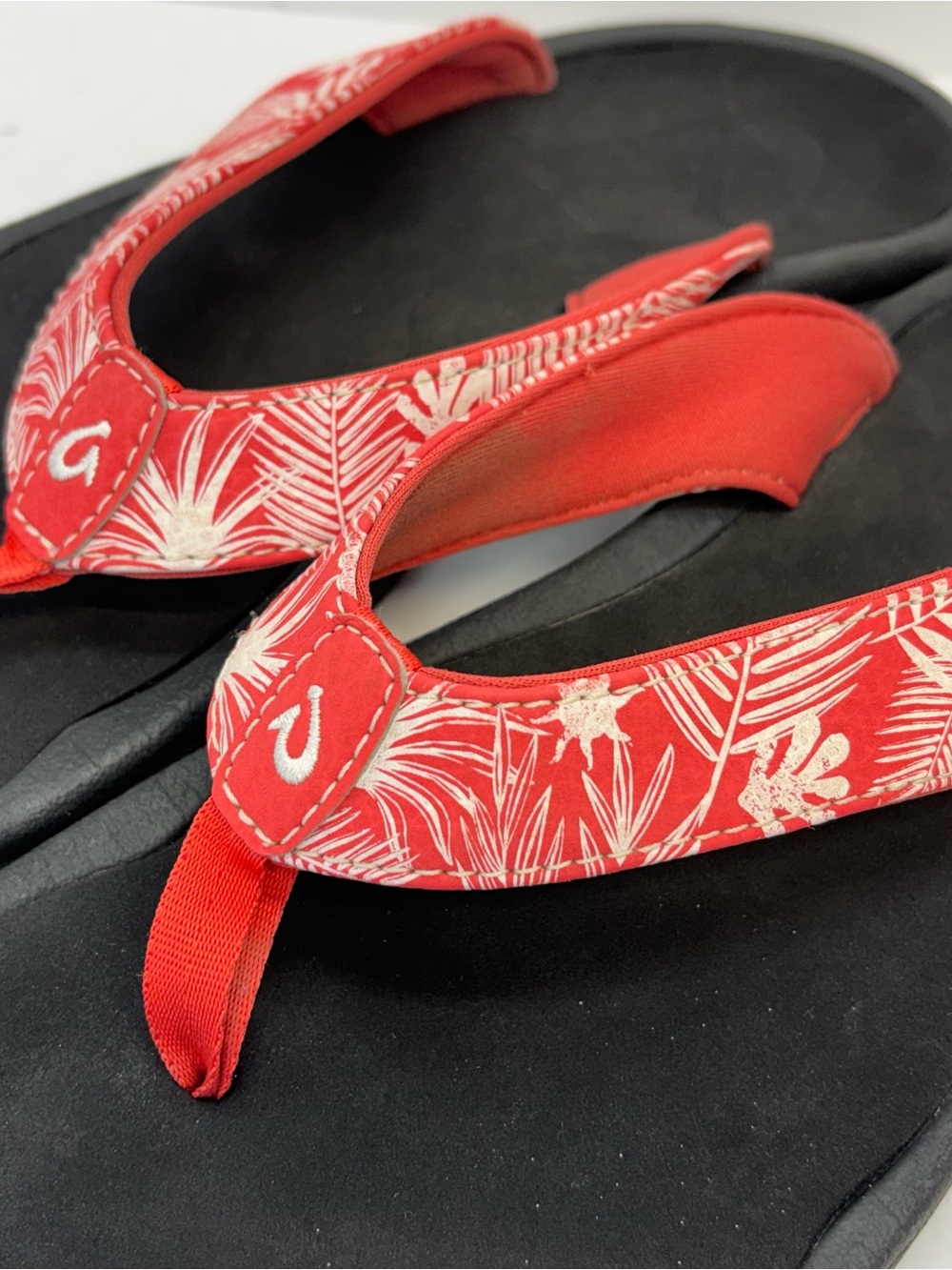 OluKai 'Ohana Women's Sandals Size 8.5 Lehua Flower Onyx Red Flip Flop Beach - Picture 3 of 7